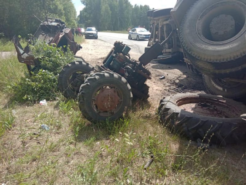 Женщина погибла после столкновения трактора и грузовика с бревнами в Шиловском районе
