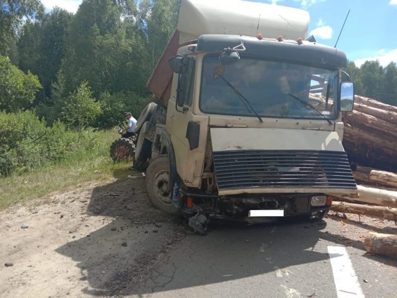 Женщина погибла после столкновения трактора и грузовика с бревнами в Шиловском районе