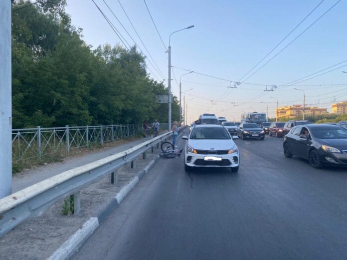 Велосипедист врезался в автомобиль