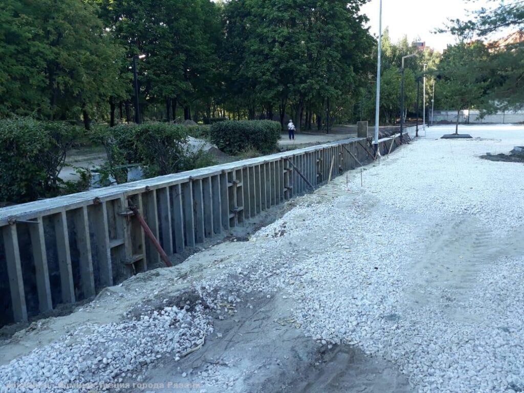 В парке Советско-Польского братства по оружию продолжаются работы по благоустройству Благоустройства парка осуществляется в рамках нацпроекта "Жилье и городская среда".