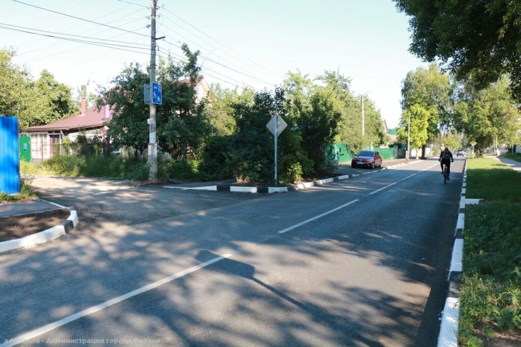 Комиссия приняла ремонт улицы Дачной в Рязани Ремонт делали в рамках двухлетнего контракта по нацпроекту «Безопасные и качественные дороги».