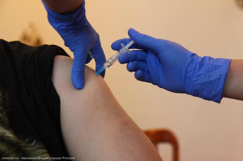 Работники рязанской администрации получили второй компонент вакцины от COVID-19