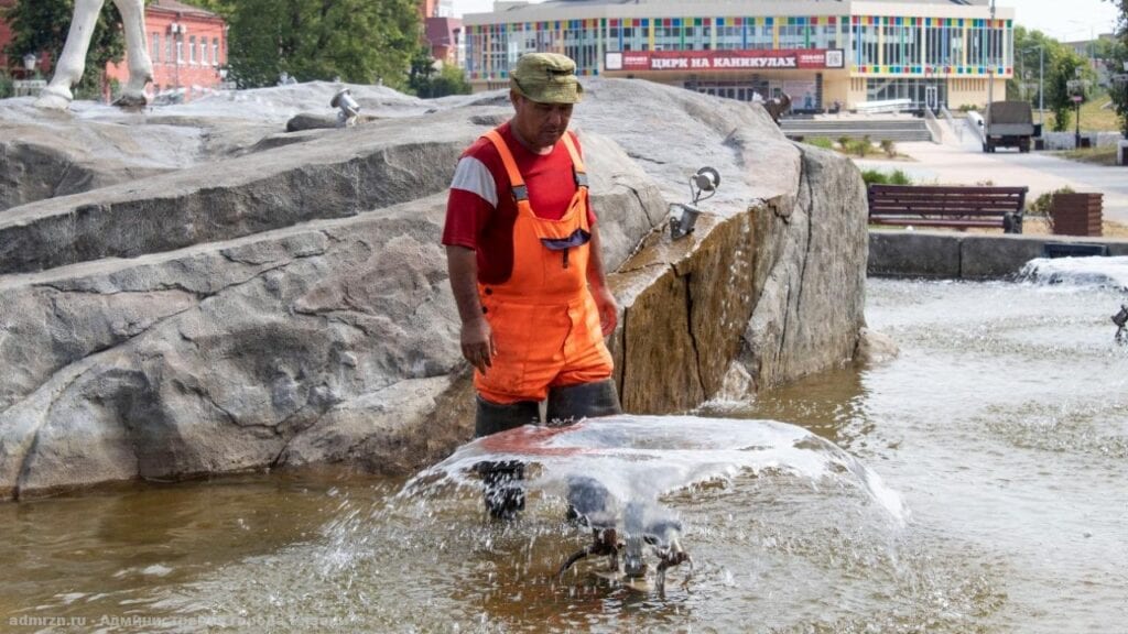 В Рязани очистили городские фонтаны
