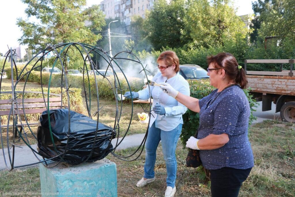 Елена Сорокина приняла участие в субботнике в сквере "Белые журавли"