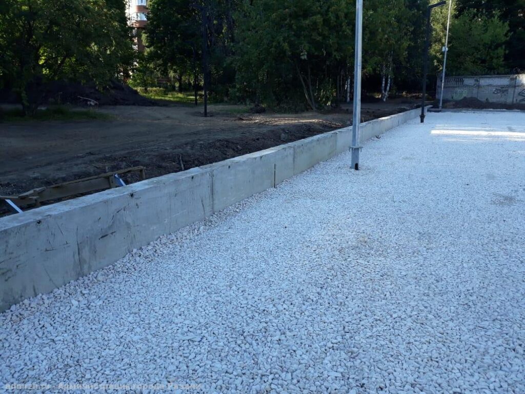 В парке Советско-Польского братства по оружию продолжаются работы по благоустройству Благоустройства парка осуществляется в рамках нацпроекта "Жилье и городская среда".