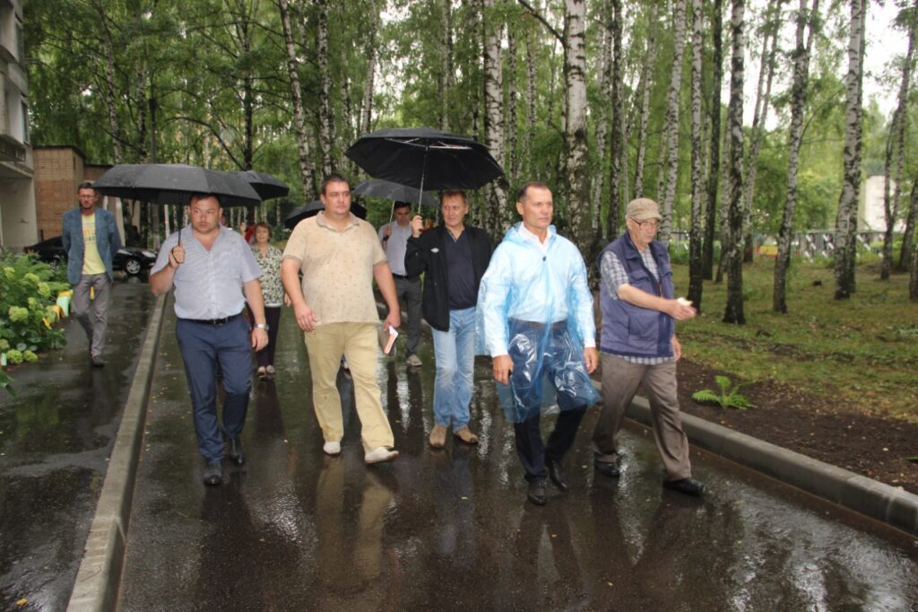 Депутаты Рязанской Облдумы проконтролировали благоустройство дворов В настоящее время на объектах уложили асфальт, установили бордюры, газонные решетки и ливневки.