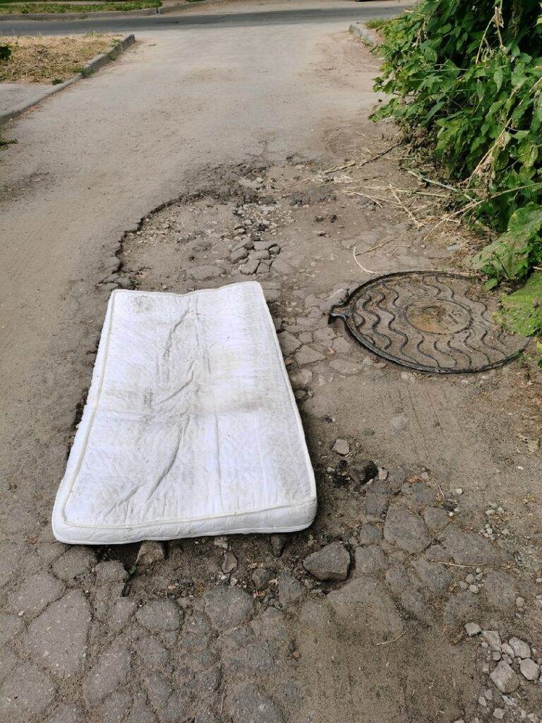 Жители улицы Рыбацкой в Рязани заделали яму матрасом