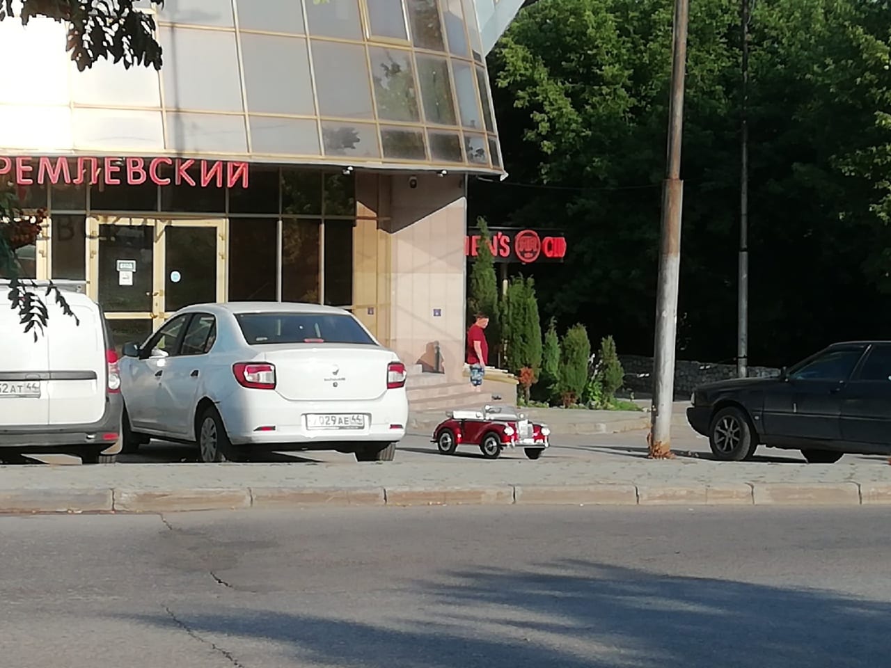 На стоянке в центре Рязани припарковали детский автомобиль