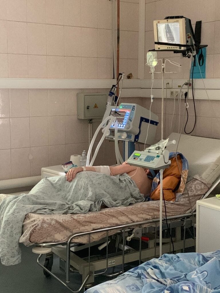 Главврач рязанской больницы опубликовал фото из реанимации красной зоны