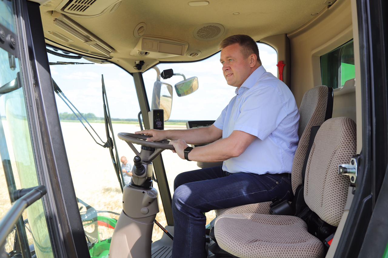 Губернатор Любимов посетил выставку «День поля» и сел за руль комбайна