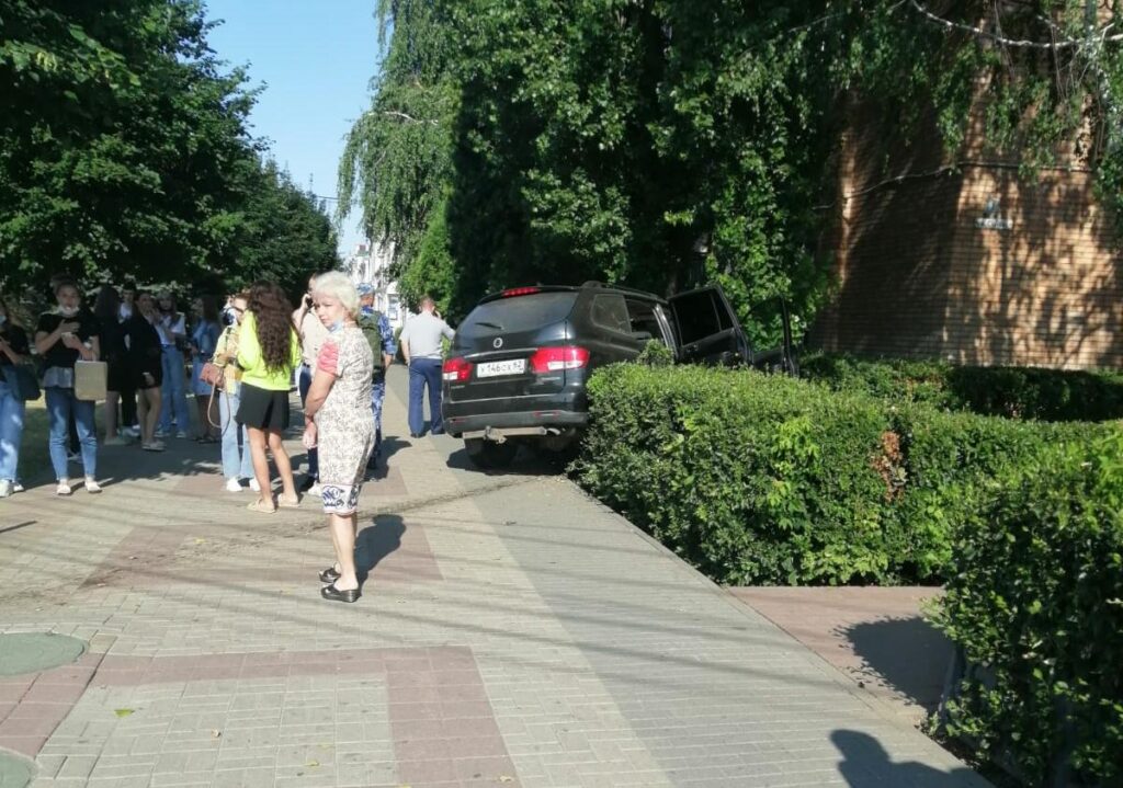 Утром 23 июля автомобиль вылетел на тротуар у Академии ФСИН в центре Рязани