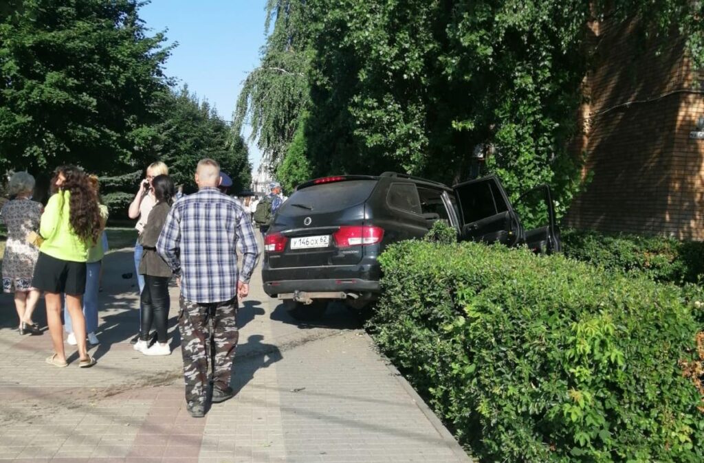 Утром 23 июля автомобиль вылетел на тротуар у Академии ФСИН в центре Рязани