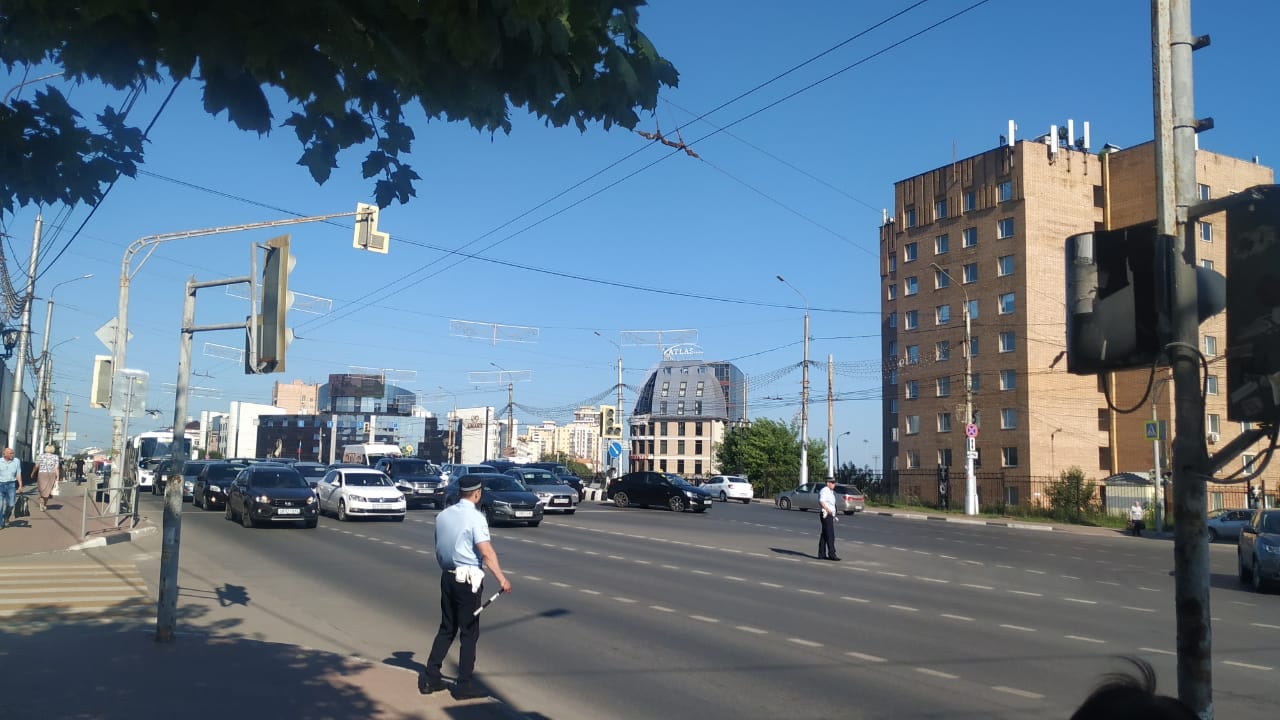 На оживлённом перекрёстке в центре Рязани не работает светофор