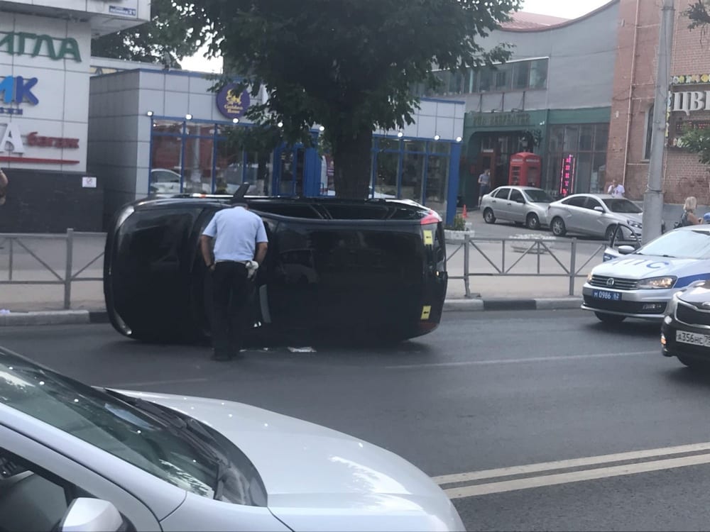 На улице Ленина в Рязани у ТЦ «Атрон» перевернулся легковой автомобиль