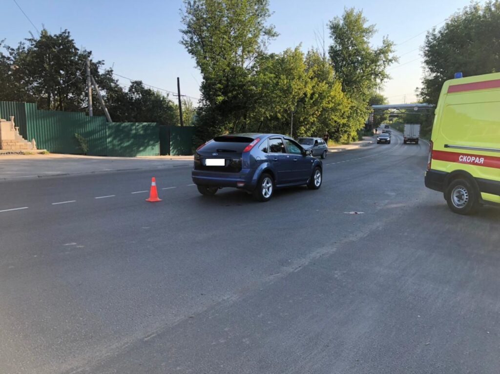 Утром в Рязани автомобиль сбил пенсионерку, перебегавшую дорогу вне пешеходного перехода