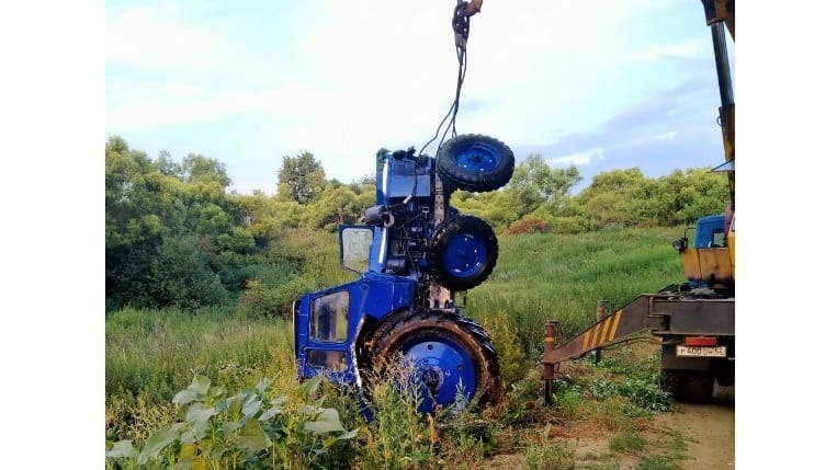 Два человека погибли при падении трактора в пруд в Сараевском районе Рязанской области