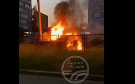 В Дашково-Песочне автомобиль врезался в столб и загорелся
