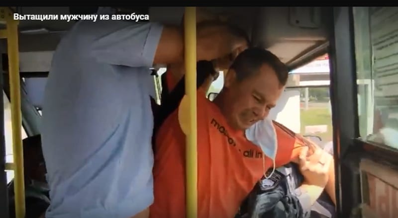 Полицейские силой вытащили мужчину из автобуса из-за маски