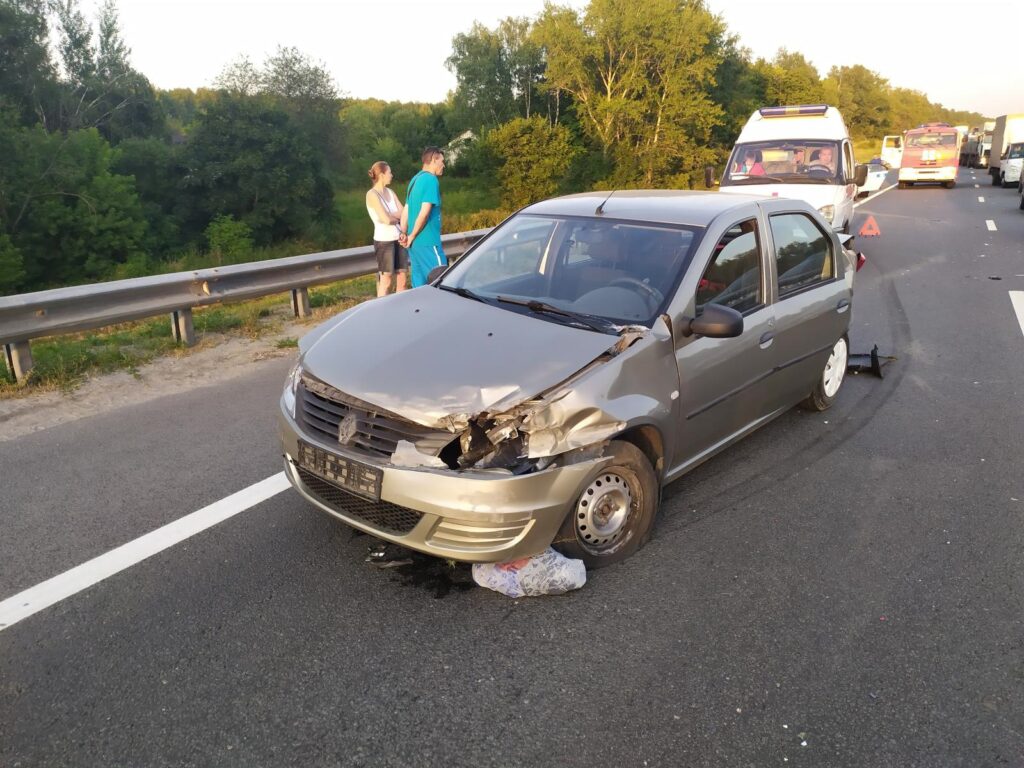 В ДТП в Рязанском районе пострадали три человека 31-летний водитель автомобиля «Форд Фокус», житель Саратовской области, не выбрал безопасную дистанцию и столкнулся с автомобилем «Рено Логан» под управлением 51-летнего рязанца.