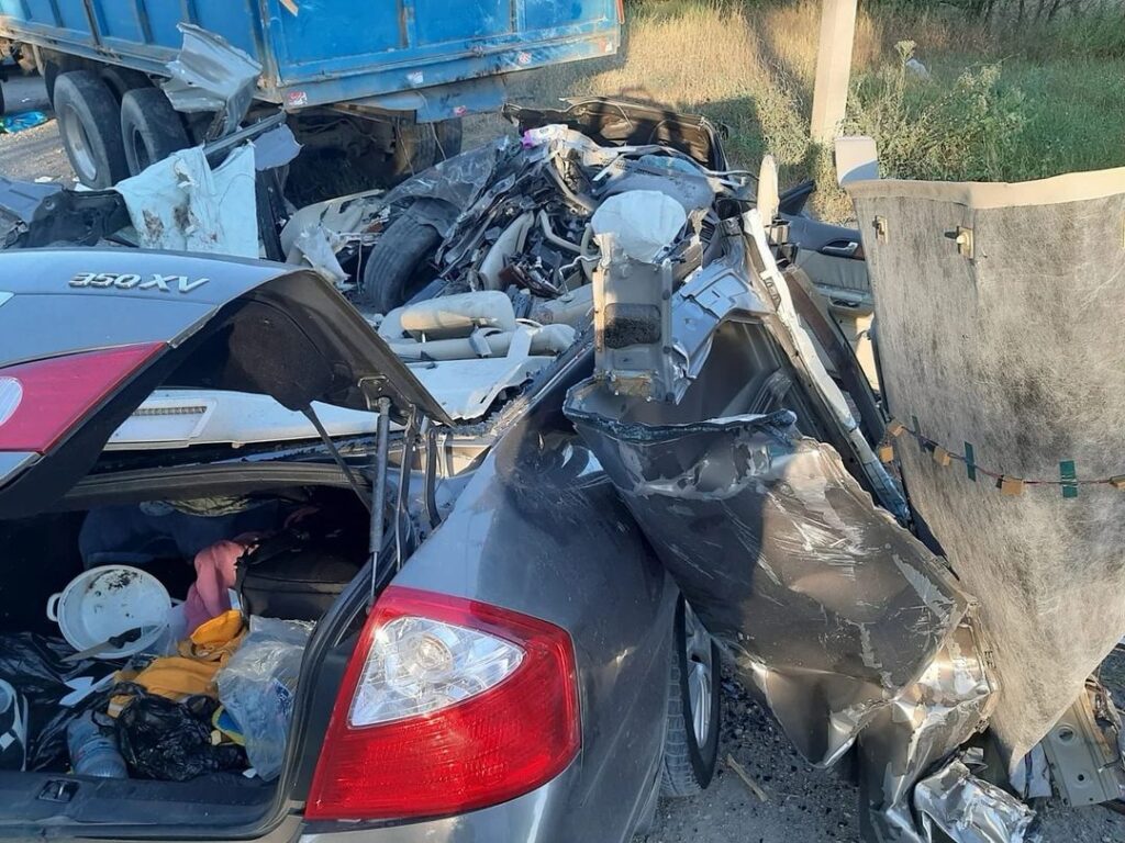В ДТП легковушки с грузовиком в Ставропольском крае погибли три человека В ДТП легковушки с грузовиком в Ставропольском крае погибли три человека У всех участников ДТП взяли биозабор крови, чтобы определить, были ли они пьяны.
