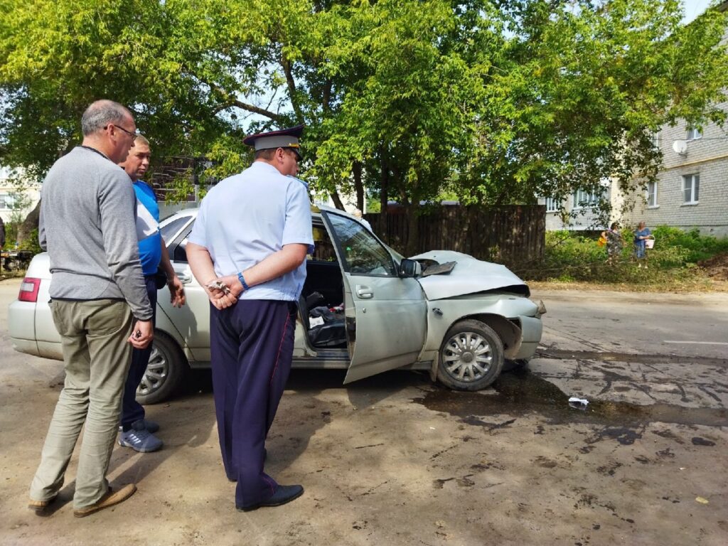 В результате лобового столкновения Volkswagen и "десятой" в Скопине пострадали два человека