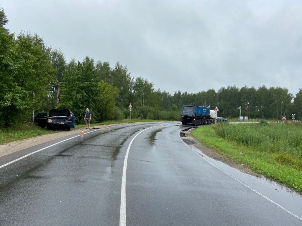 В Касимовском районе прицеп грузовика повредил легковушку