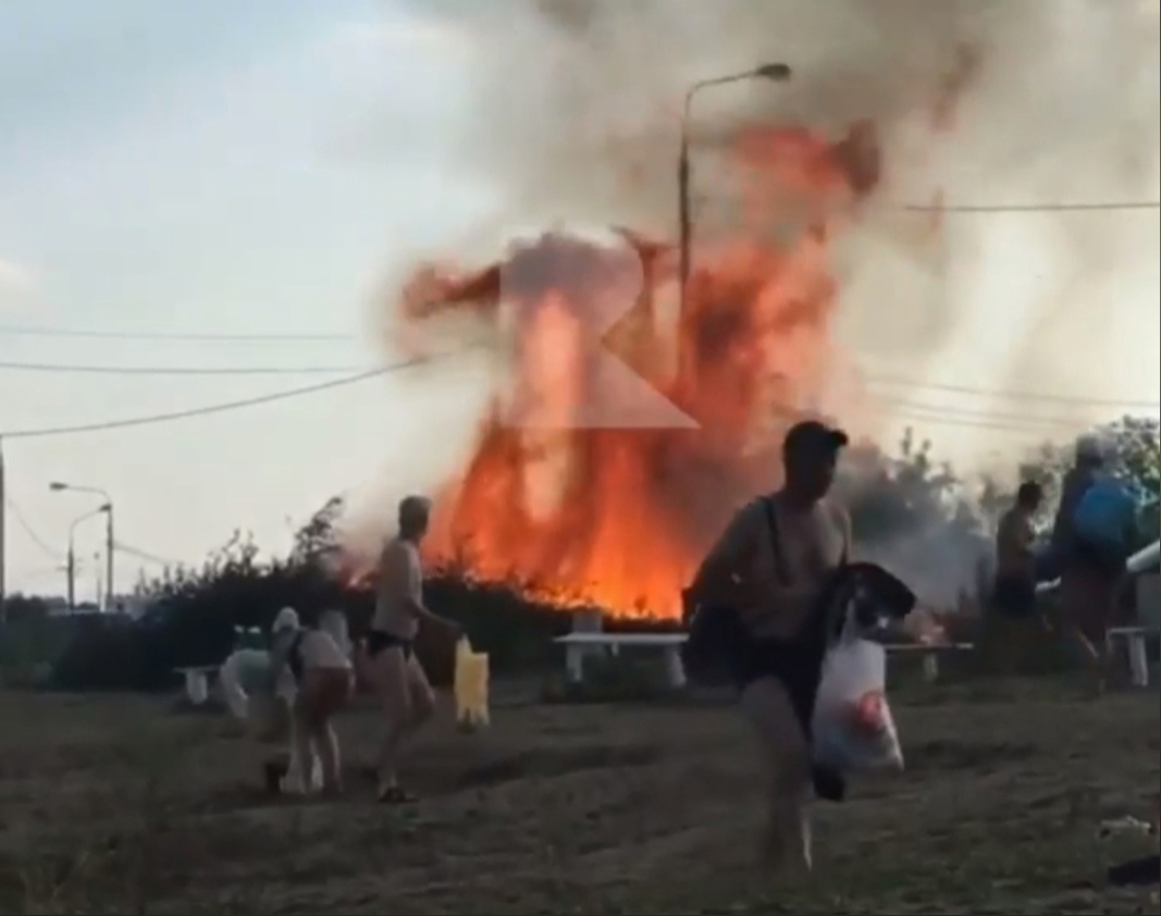На Борковском карьере в Рязани загорелась куча сухих бревен