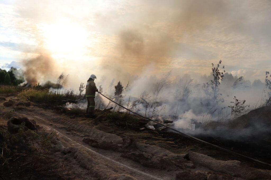 Спасатели ликвидировали пожар на свалке под Тумой