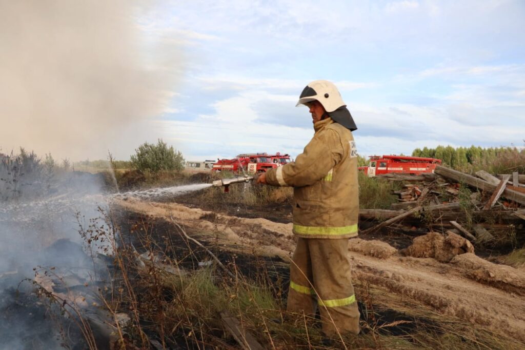Спасатели ликвидировали пожар на свалке под Тумой