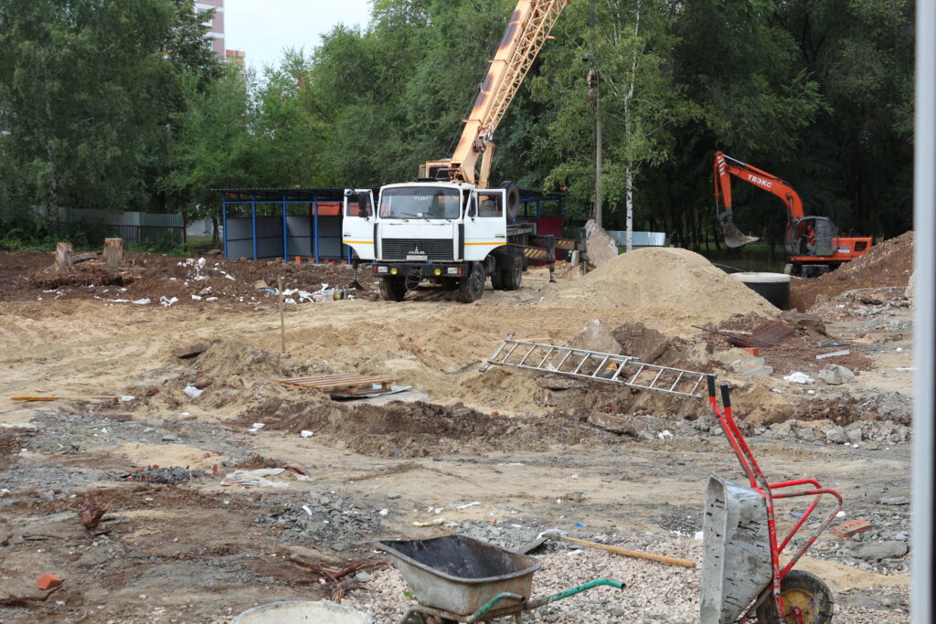 Депутат областной Думы проверил ход строительства пристройки к детскому саду