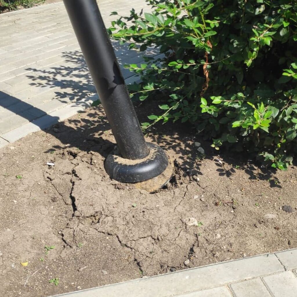 Мэр Ельца возмутился актом вандализма на аллее славы "Почетный Железнодорожник" Глава администрации приехал на участок в пятницу, 6 августа. Тогда-то он и заметил скошенные фонарные столбы.