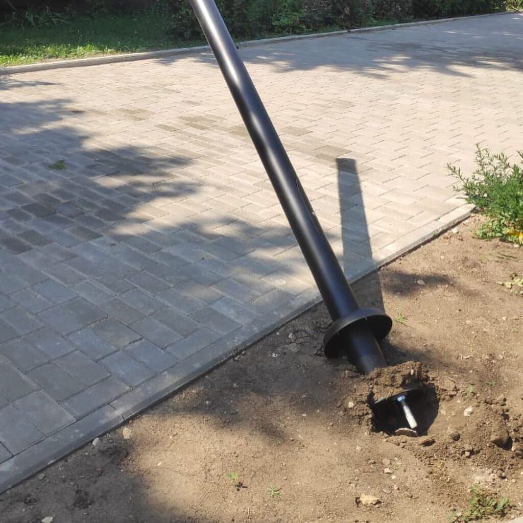 Мэр Ельца возмутился актом вандализма на аллее славы "Почетный Железнодорожник" Глава администрации приехал на участок в пятницу, 6 августа. Тогда-то он и заметил скошенные фонарные столбы.