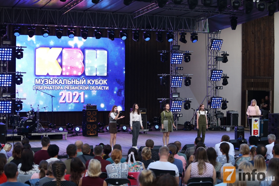 На музыкальном фестивале КВН в Рязани останавливали дождь, играли свадьбу и смеялись над шутками «Триод и Диод»