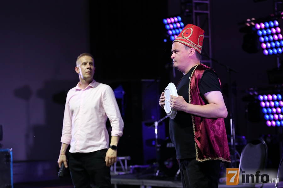 На музыкальном фестивале КВН в Рязани останавливали дождь, играли свадьбу и смеялись над шутками «Триод и Диод»