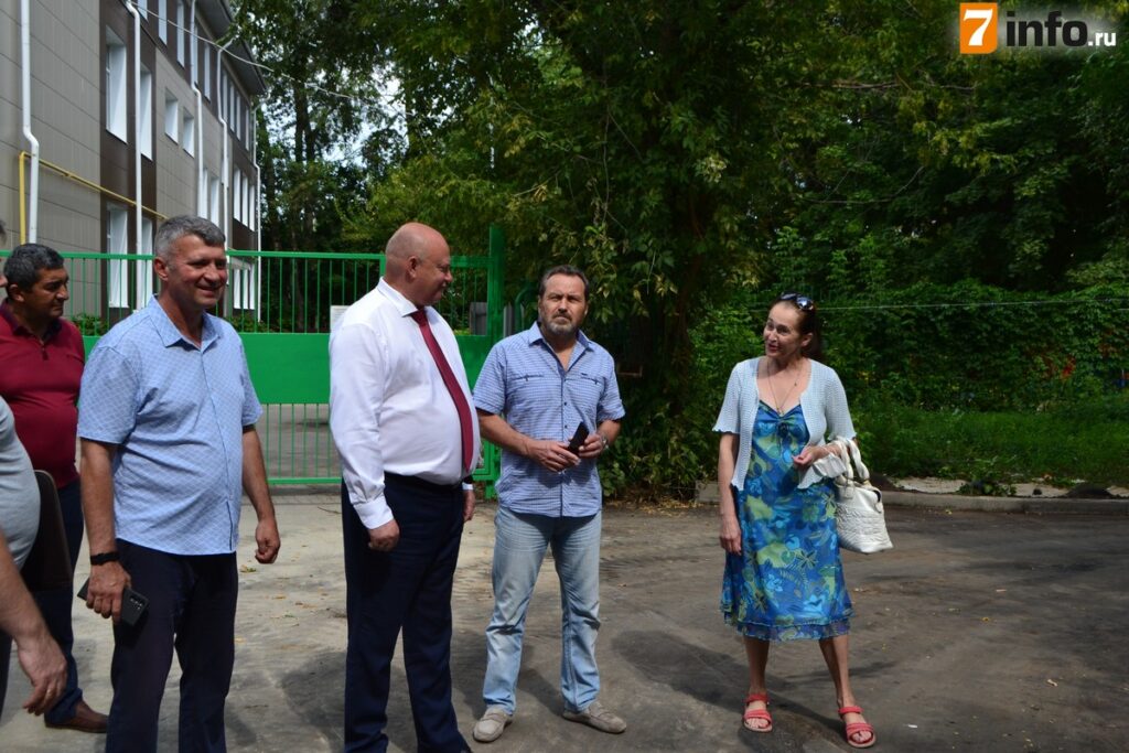 Депутаты проконтролировали благоустройство дворов на улицах Либкнехта и Затинной