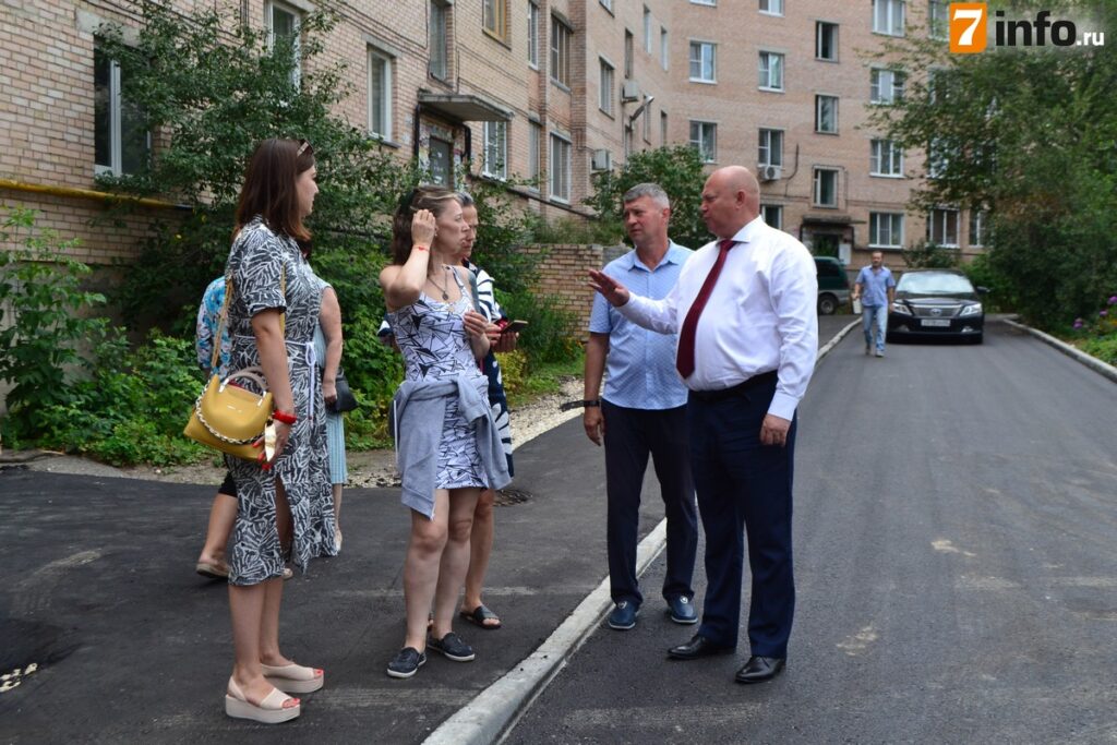 Депутаты проконтролировали благоустройство дворов на улицах Либкнехта и Затинной