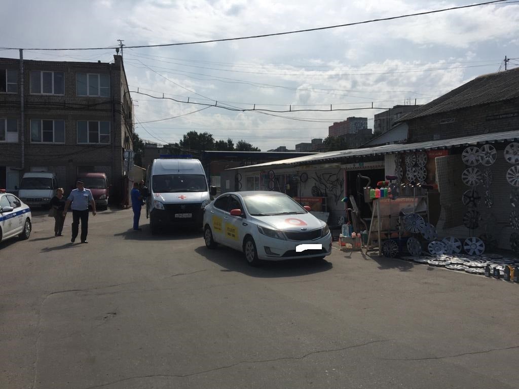 На рынке на Высоковольтной в Рязани такси сбило женщину