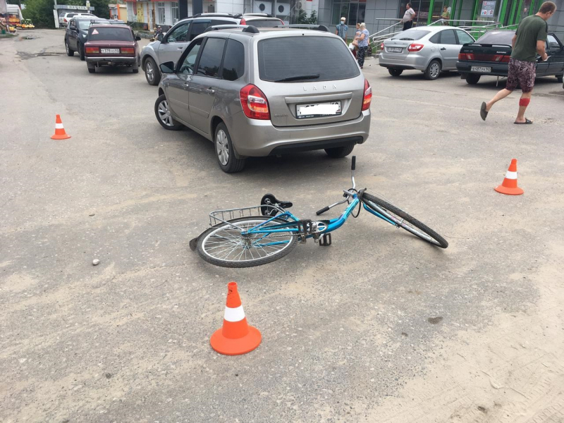 В Спасске велосипедист врезался в Lada Granta