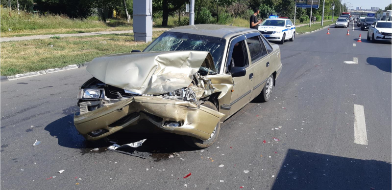 В столкновении Lada Granta и Daewoo Nexia на Московском шоссе пострадали два человека