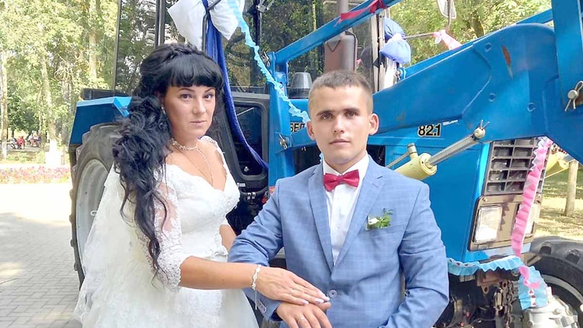 Креативную свадьбу сыграли в Новомичуринске: жених на тракторе, невеста на лошадях