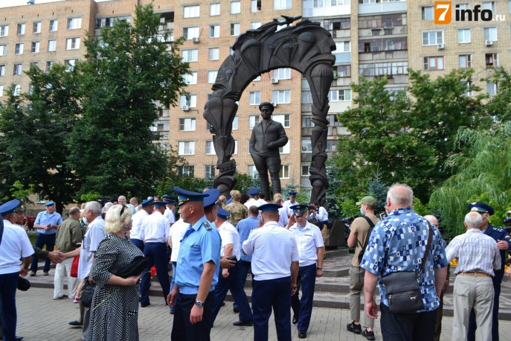 Николай Любимов возложил цветы к памятнику Маргелова