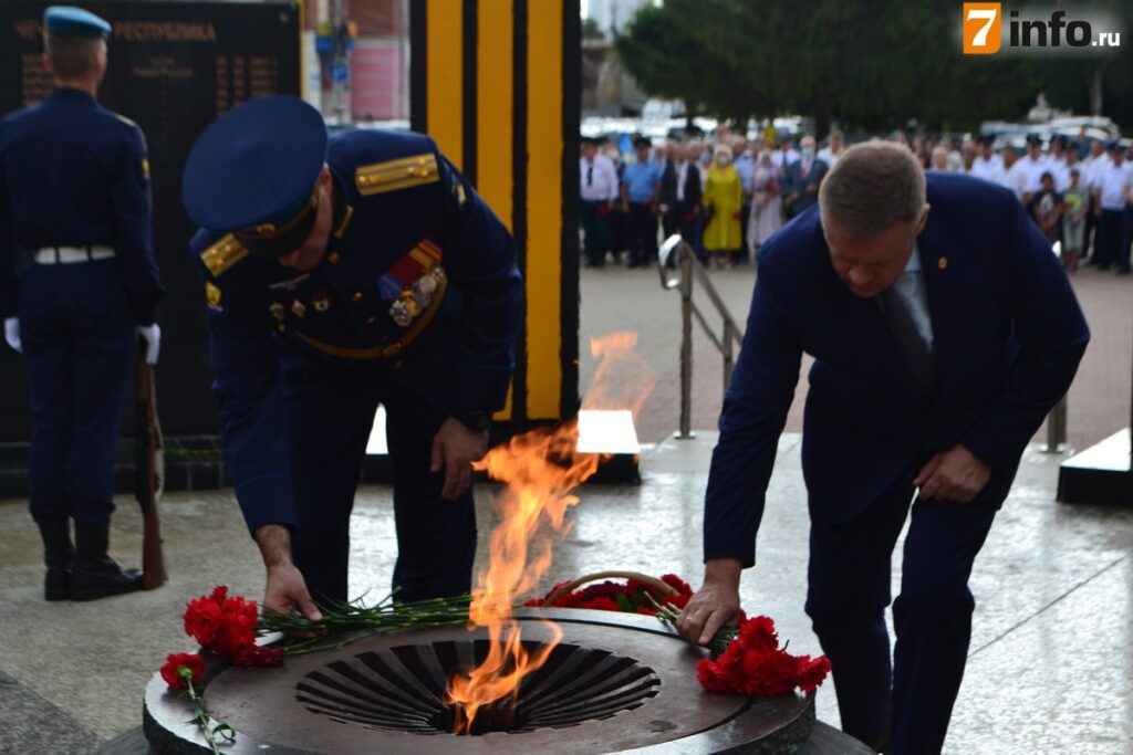Николай Любимов возложил цветы к памятнику Маргелова