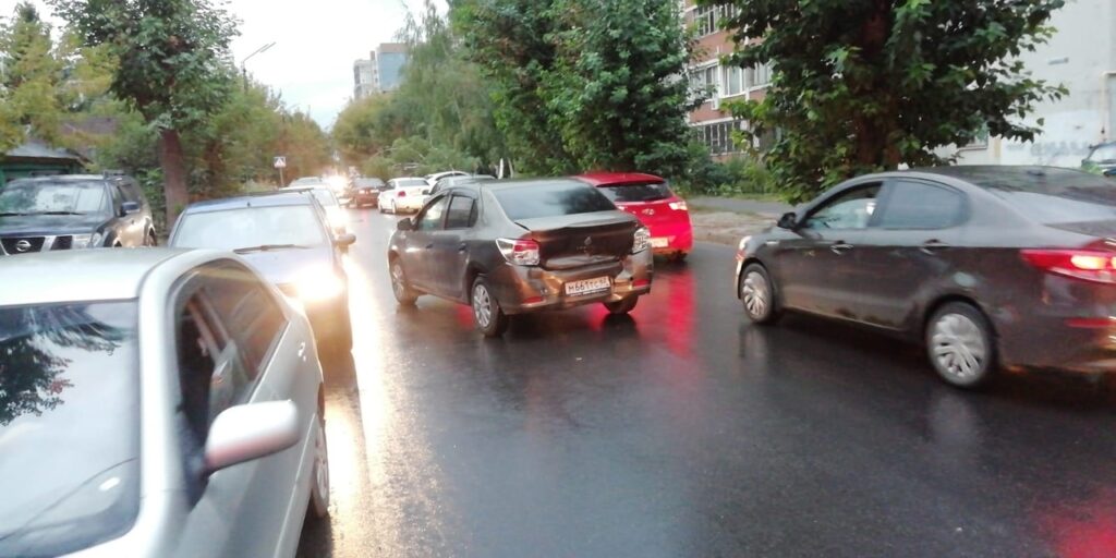 Пьяный водитель собрал три машины в центре Рязани и снёс берёзу Вечером в пятницу, 10 сентября, в центре Рязани произошло серьёзное ДТП. По данным пользователя ВКонтакте, аварию устроил нетрезвый водитель.