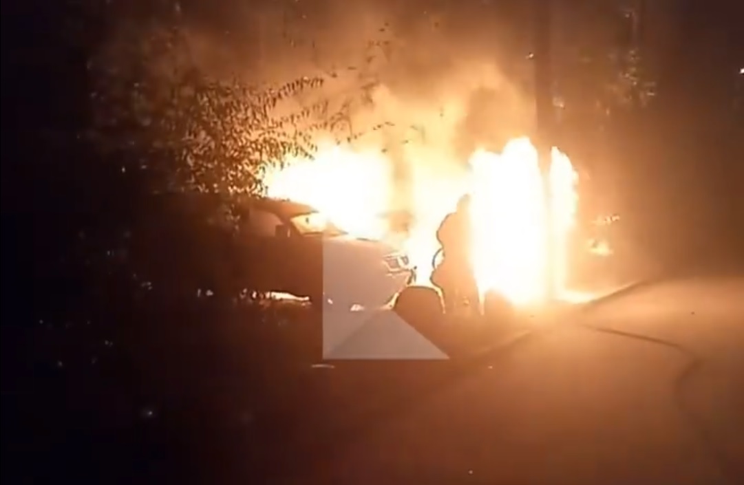 Ночью на улице Сельских строителей в Рязани сгорел автомобиль