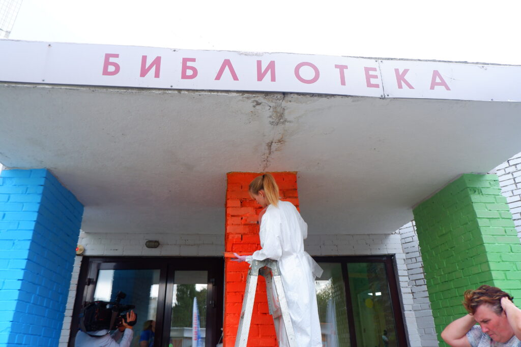Рязанцы раскрасили стены библиотеки в Дашково-Песочне Взять кисть и начать красить мог любой желающий.