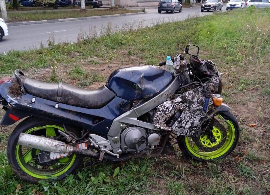 В ДТП на улице Бирюзова пострадал мотоциклист без прав