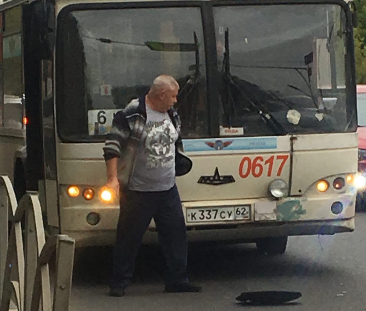 Грузовик снёс зеркало рейсовому автобусу в Рязани