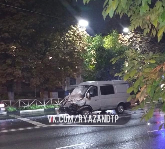 ДТП в центре Рязани: «Газели» снесло капот, серьёзно пострадал человек