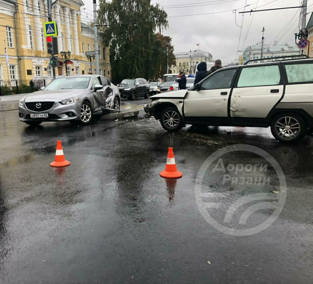 На перекрёстке в центре Рязани произошло серьёзное ДТП