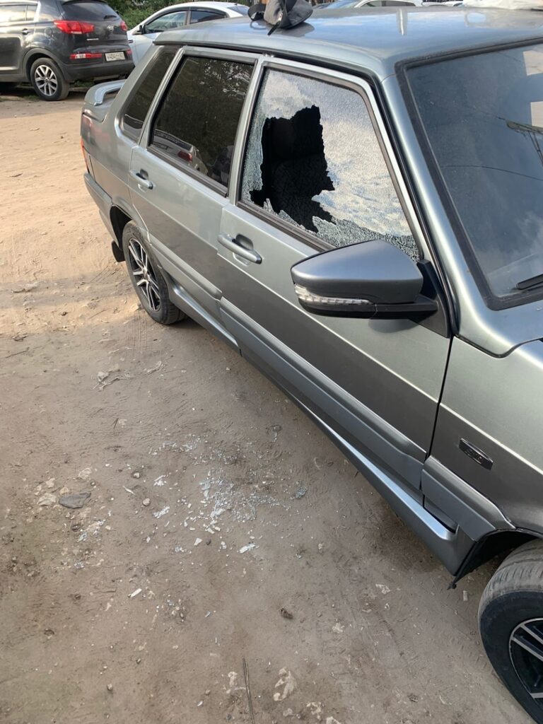 На парковке в Рязани обокрали машину, разбив стекло